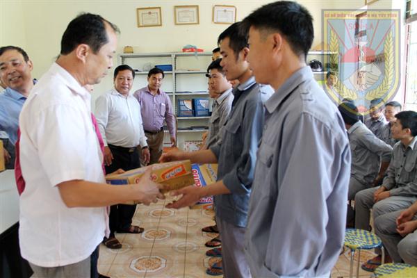 Lãnh đạo Xã Cò Nòi, huyện Mai Sơn đến thăm, tặng quà học viên đang cai nghiện tại Cơ sở Điều trị nghiện ma túy tỉnh