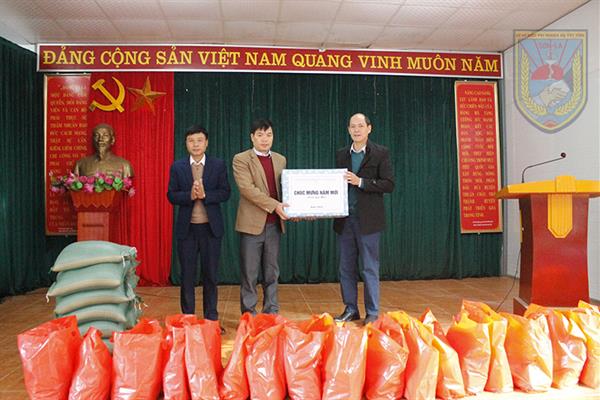 Tặng quà UBND xã Muổi Nọi, huyện Thuận Châu