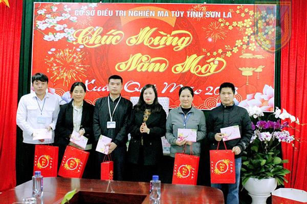 Công đoàn Viên chức tỉnh Sơn La tặng quà tết viên chức Cơ sở Điều trị nghiện ma túy tỉnh có hoàn cảnh khó khăn
