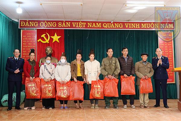 Cơ sở Điều trị nghiện ma túy tỉnh thăm, tặng quà xã đỡ đầu Muổi Nọi, huyện Thuận Châu