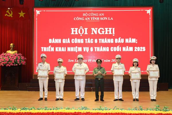 Đồng chí Trưởng Cơ sở cai nghiện ma túy tỉnh Sơn La vinh dự nhận danh hiệu “Chiến sỹ thi đua toàn lực lượng Công an nhân dân”.