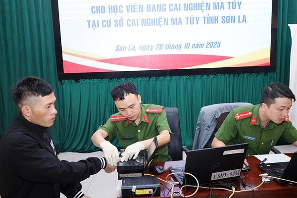 Ngày 26 tháng 10 năm 2025, Phòng Cảnh sát điều tra tội phạm về ma túy phối hợp cùng Phòng Cảnh sát Quản lý hành chính về trật tự xã hội tổ chức cấp căn cước cho 52 cá nhân đang điều trị cai nghiện tại Cơ sở cai nghiện ma túy...