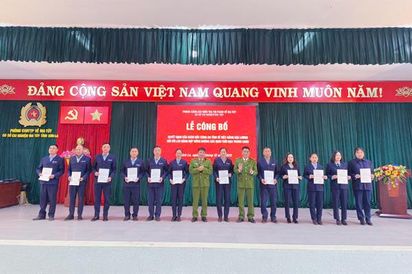 Ngày 04/12/2025, Cơ sở cai nghiện ma túy đã tổ chức Lễ công bố quyết định của Giám đốc Công an tỉnh Sơn La về việc nâng bậc lương cho lao động hợp đồng không xác định thời hạn trong Công an nhân dân...