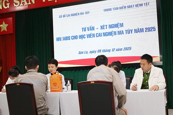 Ngày 09/12/2025, Cơ sở cai nghiện ma túy, Phòng Cảnh sát điều tra tội phạm về ma túy phối hợp với Trung tâm Kiểm soát bệnh tật tỉnh Sơn La tổ chức chương trình tư vấn và xét nghiệm HIV/AIDS cho tất cả học viên đang trong quá trình cai nghiện...