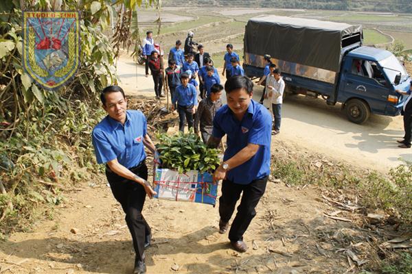Chi đoàn Trung tâm Giáo dục Lao động tỉnh ra quân tháng thanh niên tại xã Chiềng Bôm, huyện Thuận Châu