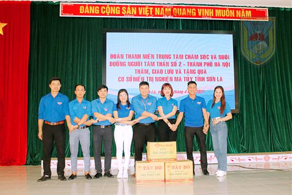 Đoàn thanh niên Trung tâm chăm sóc và nuôi dưỡng người tâm thần số 2 thành phố Hà Nội thăm và tặng quà Cơ sở Điều trị nghiện ma túy tỉnh