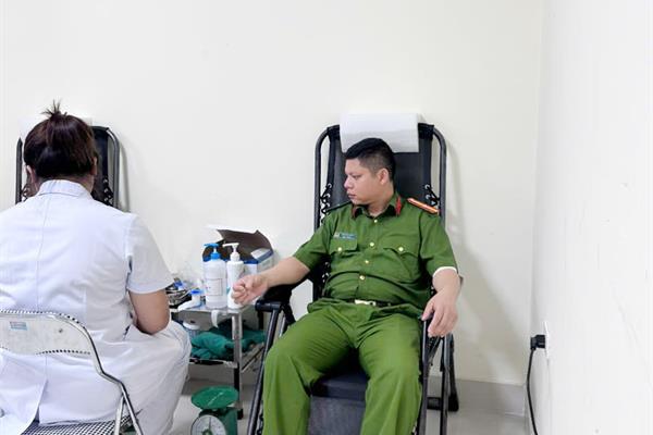 Trưa ngày 07/7/2025 đồng chí Trung tá Đào Duy Huấn, Trưởng cơ sở cai nghiện ma túy nhận được thông tin từ Bệnh viện Đa khoa tỉnh Sơn La về việc có 1 sản phụ đang cấp cứu trong tình trạng nguy kịch do mất nhiều máu ảnh hưởng đến tính mạng...