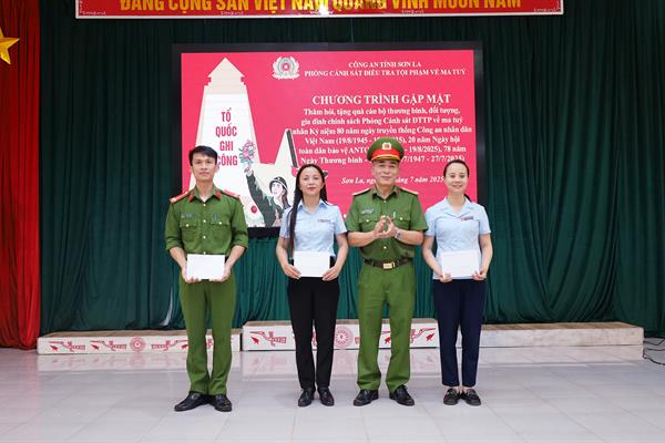 Nhân dịp kỉ niệm 78 năm Ngày Thương binh – Liệt sĩ (27/7/1947 – 27/7/2025), Ngày 25/7, Cụm thi đua khối Cơ quan Cảnh sát điều tra, Công an tỉnh Sơn La đã tổ chức tặng quà cho CBCS là thương binh và CBCS có thân nhân là liệt sĩ trong Cụm...