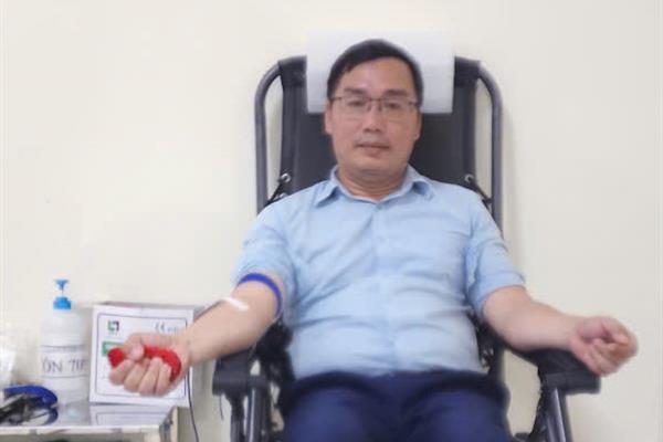 Chiều ngày 10/8/2025, nhận được thông tin anh Lò Duy Thoáng, sinh năm 1992, trú tại xã Mường Chiên, tỉnh Sơn La bị tại nạn rơi nhà sàn, xương sườn bị gãy chọc vào phổi, tình trạng mất máu nghiêm trọng được đưa cấp cứu ở Bệnh viện Đa khoa tỉnh, cần truyền gấp nhóm máu A để có thể tiến hành phẫu thuật...