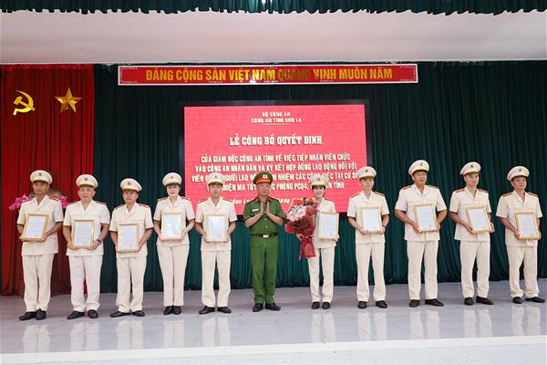 Sáng ngày 13/8/2025, Công an tỉnh Sơn La tổ chức Lễ công bố Quyết định của Giám đốc Công an tỉnh về việc tiếp nhận viên chức vào CAND và ký kết hợp đồng lao động đối với viên chức, người lao động đảm nhiệm các công việc tại Cơ sở cai nghiện ma tuý thuộc Phòng PC04, Công an tỉnh...